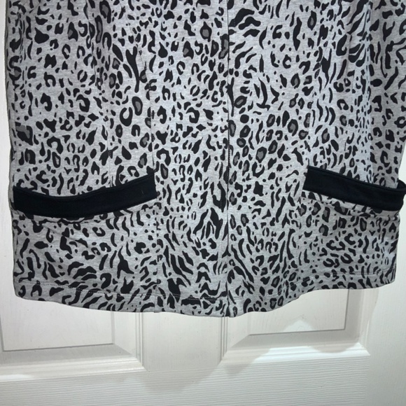 Additions by Chicos White Lepoard Print vest Sz 1 (M) Sleeveless front zip - Picture 2 of 6